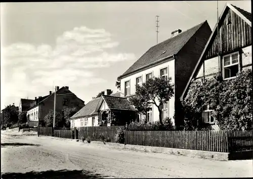 Ak Zwenzow Userin Mecklenburg, Straßenpartie, Wohnhäuser