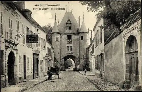 Ak Villeneuve sur Yonne, Porte de Joigny, Vue interieure, Hotel Du Dauphin, Kutsche