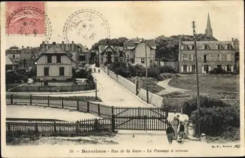 Ak Bernieres sur Mer Calvados, Rue de la Gare, Le Passage a niveau