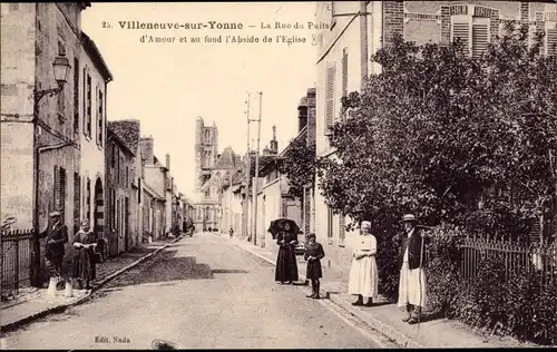 Ak Villeneuve sur Yonne, La Rue du Puits d´Amour et au fond l´Abside de l´Eglise