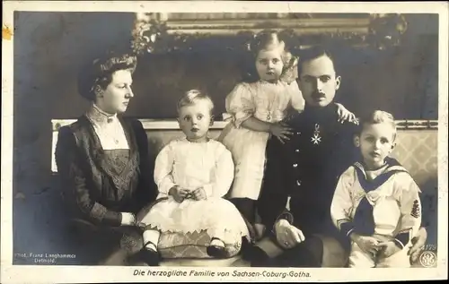 Ak Herzogspaar von Sachsen Coburg Gotha mit Kindern, Eduard, Viktoria Adelheid