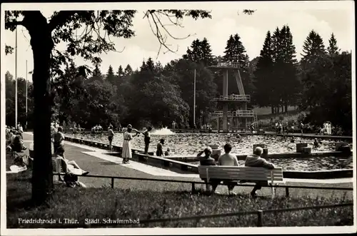 Ak Friedrichroda im Thüringer Wald, Blick auf das Schwimmbad, Sprungturm, Badegäste