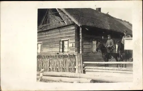 Foto Ak Russland, Deutsche Soldaten auf einem Pferd vor einem Wohnhaus, 1915