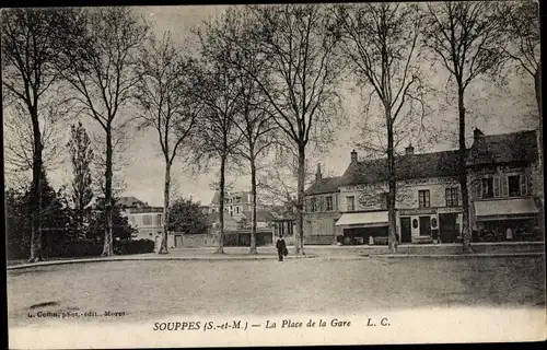 Ak Souppes sur Loing Seine et Marne, La Place de la Gare