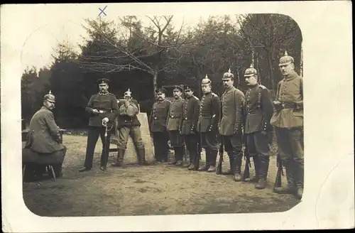 Foto Ak Soldaten in Uniformen, Pickelhauben, Schießstand