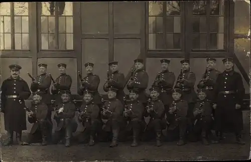 Foto Ak Deutsche Soldaten in Uniformen, Gewehre