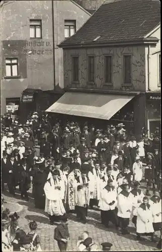 Foto Ak Deutschland, Prozession, Geschäftshäuser, Sattler und Polsterer Jan Hausen, Anstalt