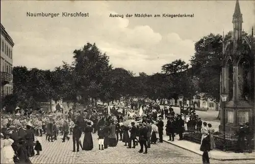 Ak Naumburg an der Saale, Naumburger Kirschfest, Auszug der Mädchen am Kriegerdenkmal