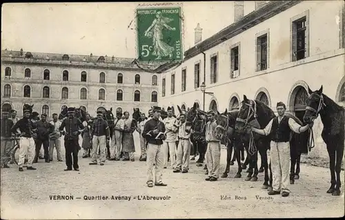 Ak Vernon Eure, Écuries, Quartier Avenay - l´Abreuvoir