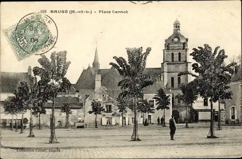 Ak Baugé Maine et Loire, Place Carnot, eglise