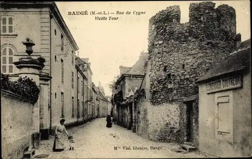 Ak Baugé Maine et Loire, Rue du Cygne, Vieille Tour, maman avec enfant