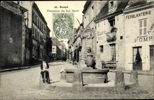 Ak Baugé Maine et Loire, Fontaine du Roi René, garcon, Café Bailly