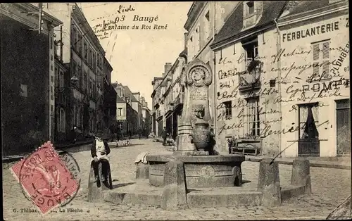 Ak Baugé Maine et Loire, fontaine du Roi René, garcon, Cafe Bailly