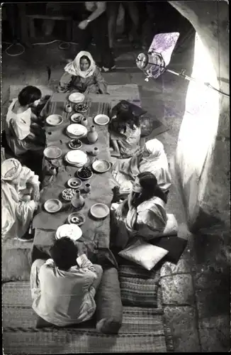 Foto Ak Arabische Familie bei Mahlzeit, Orthodoxe Kirche?, Filmaufnahmen?, Beleuchtung, Kabel