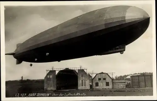 Ak Luftschiff LZ 127 Graf Zeppelin über der Luftschiffhalle, Zeppelinwerft