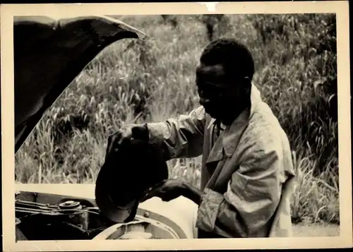 Foto Ak Kindia Guinea, Homme devant le capot ouvert, moteur de la Voiture