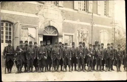 Foto Ak Französische Soldaten in Uniformen vor Kaserne