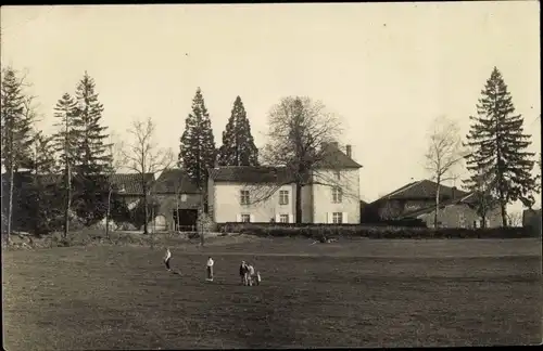 Foto Ak Rugby, Menschen auf einem Spielfeld, Wohngebäude