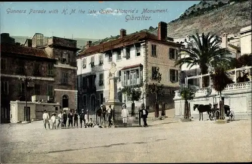 Ak Gibraltar, Gunners Parade with H. M. the late Queen Victoria´s Monument