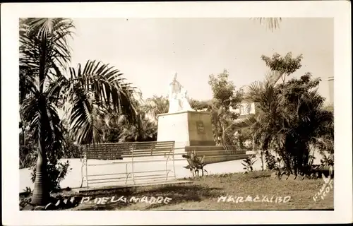 Ak Maracaibo Venezuela, Plaza de la Madre, Estatua, banquillo