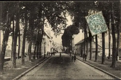 Ak Baugé Maine et Loire, Avenue Jeanne d'Arc, piétons