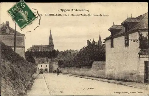 Ak Chemillé Maine et Loire, Rue de l'Arzillé, arrivée de la Gare, eglise