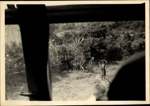 Foto Ak Kindia Guinea, Enfants sur le bord de la route, prise de vue du Car