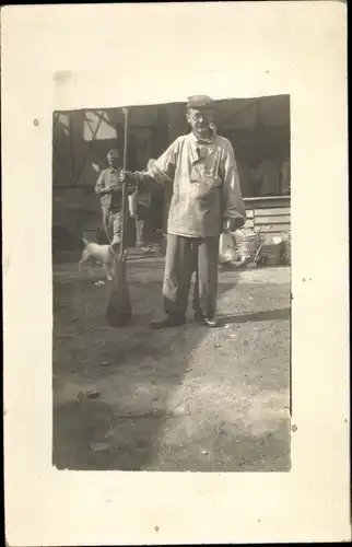 Foto Ak Französischer Soldat mit Besen