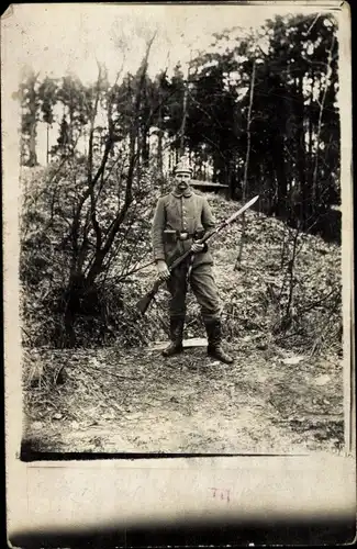 Foto Ak Deutscher Soldat in Uniform mit Bajonett