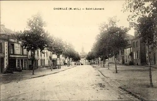 Ak Chemillé Maine et Loire, rue, vue de l'Eglise Saint Léonard