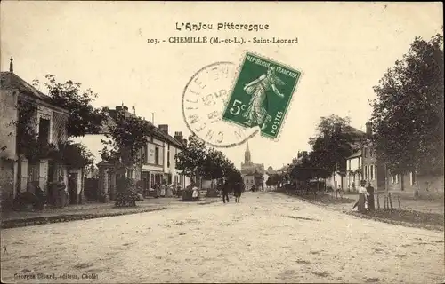 Ak Chemillé Maine et Loire, rue, vue de l'eglise Saint Léonard