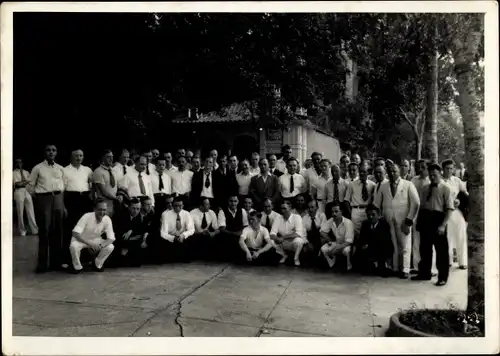 Foto Ak Kindia Guinea, Hommes prenant la pose, Photo de Groupe