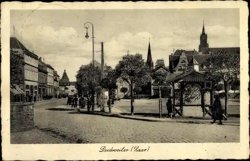 Ak Dudweiler Saarbrücken im Saarland, Platz, Straßenpartie