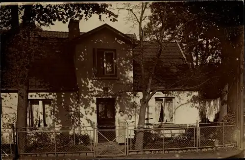 Foto Ak Hamburg Altona Flottbek, Wohnhaus mit Anwohnern