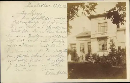 Foto Ak Hamburg Altona Nienstedten, Blick auf ein Wohnhaus, Gartenpartie, Frauen