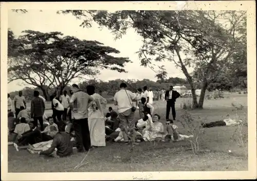 Foto Ak Kindia Guinea, Party auf einem Feld