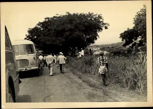 Foto Ak Kindia Guinea, Straßenzug mit Bussen