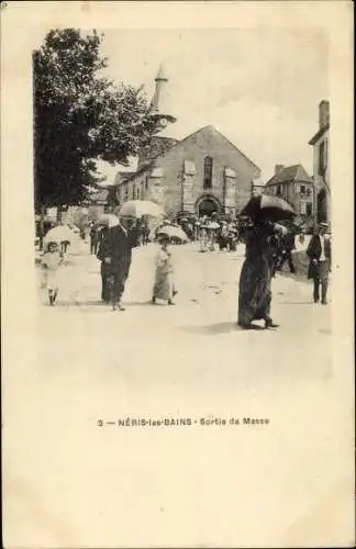 Ak Néris les Bains Allier, Sortie de Messe