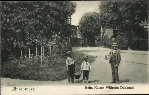 Ak Ahrensburg bei Hamburg, Beim Kaiser Wilhelm Denkmal, Kinder mit Korb