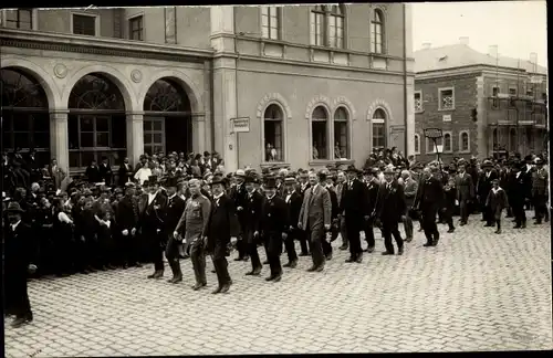 Foto Ak Pforzheim im Schwarzwald, Männer in Anzügen, Soldat, Zuschauer