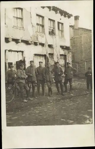 Foto Ak Soldaten in Uniformen vor Hausruine