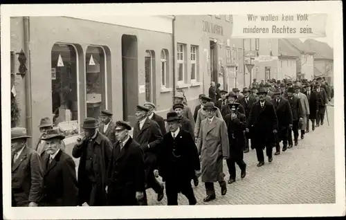 Foto Ak Pforzheim im Schwarzwald, Protestierende Männer, Arbeiterbewegung