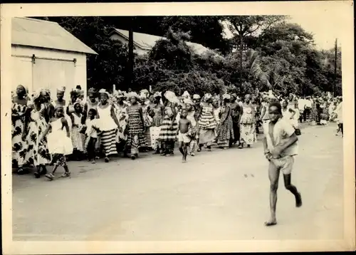 Foto Ak Kindia Guinea, Défilé, Marche