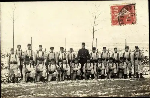 Foto Ak Französische Soldaten, Gruppenbild in Tarnanzügen