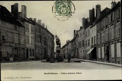 Ak Neufchâteau Vosges, Place Jeanne d'Arc