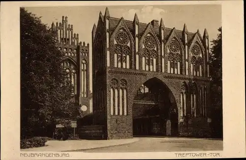 Ak Neubrandenburg in Mecklenburg, Treptower Tor