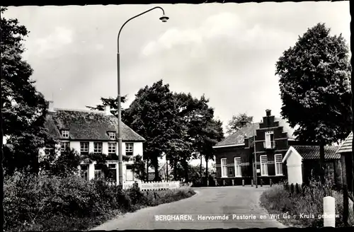 Ak Bergharen Wijchen Gelderland, Hervormde Pastorie en Wit Gele Kruis gebouw