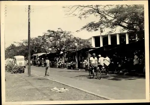 Foto Ak Kindia Guinea, Rue avec Personnes et automobiles