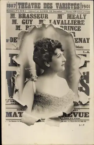 Passepartout Ak Portrait de Femme, Actrice sortant du Journal Affiche, Theatre des Varietes