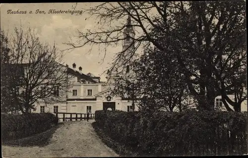 Ak Neuhaus am Inn in Niederbayern, Klostereingang